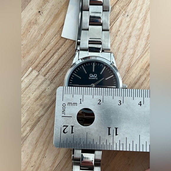 Q&Q Ladies Watch Stainless Bracelet Black Dial Stainless Case NWT - Picture 11 of 12